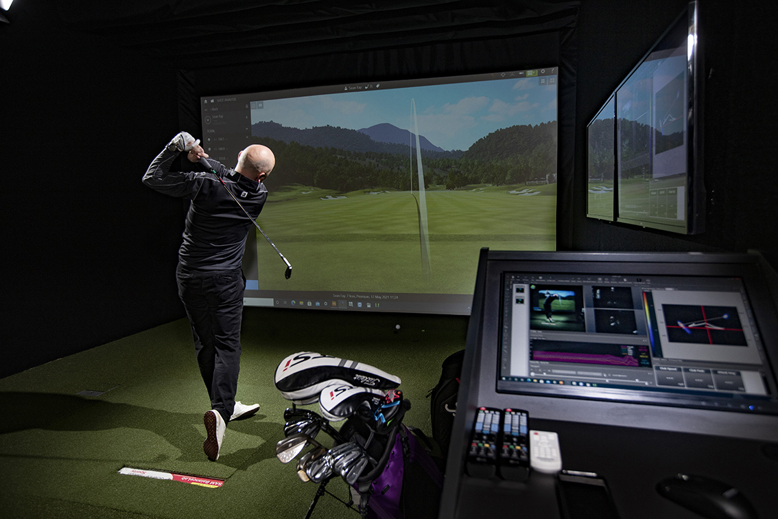 student playing golf student playing golf