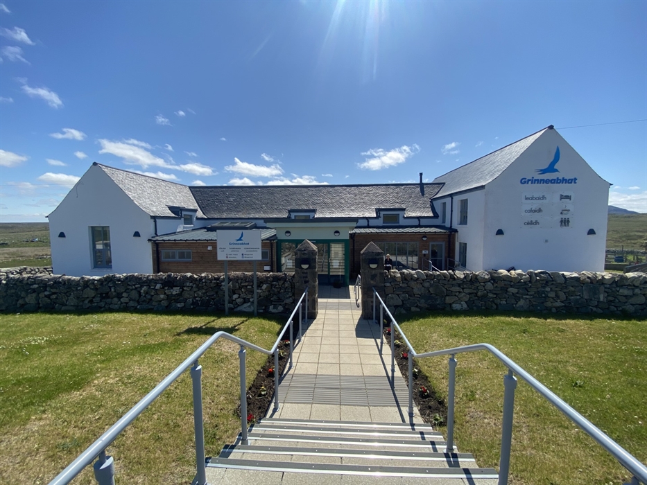 Sgoil Fhoghair: Immerse yourself in Gaelic language and culture in the heart of the Hebrides. 
