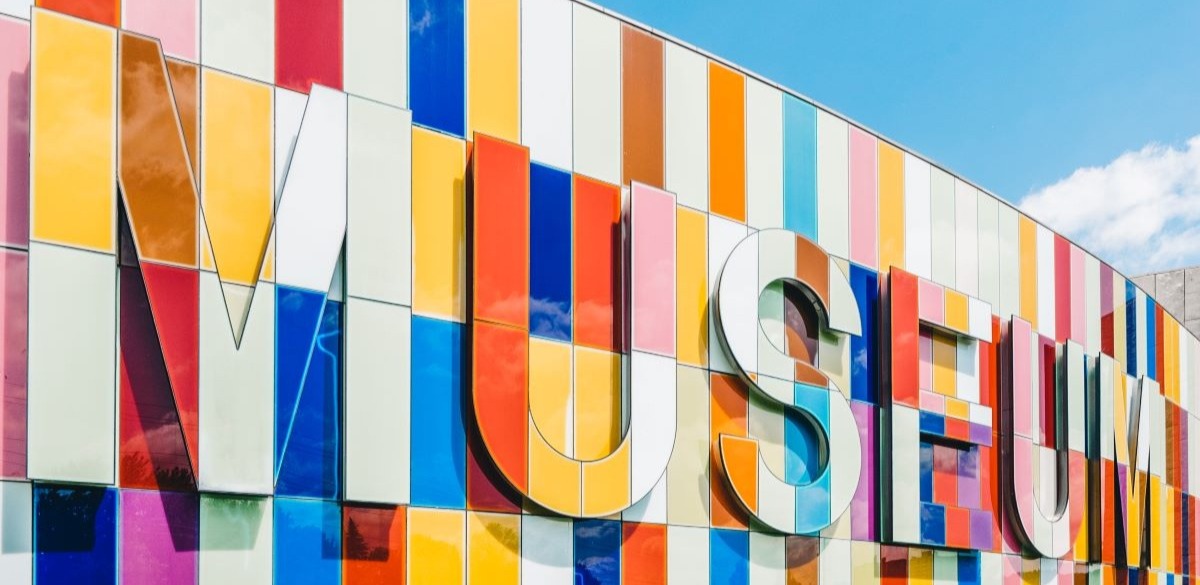 A picture of the front of a museum